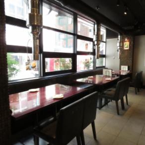 [Box seats] A space that creates a fun time.This is the perfect space to enjoy with friends and colleagues! For large gatherings, the seating is perfect, with a private yet lively atmosphere.Enjoying yakiniku while laughing with friends is a special experience. We also have seats perfect for small groups to enjoy conversation.