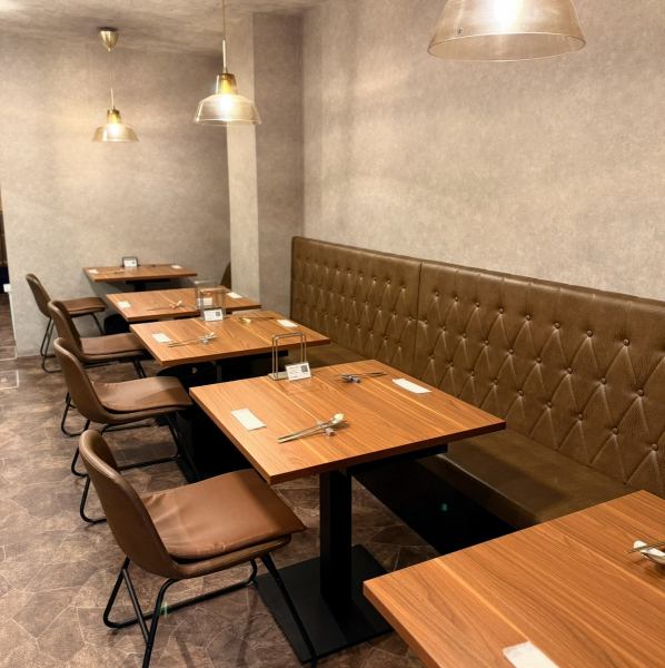 【お洒落で落ち着く店内☆】店内はグレーとダークブラウンを基調としたおしゃれな空間♪BGMはK-popではなく落ち着いた音楽が流れ、リラックスできる大人向けの雰囲気が漂います◎奥にも3席の空間があり、奥の空間だけなど、人数に合わせた貸切や団体のお客様も対応可能なのでお気軽にご相談ください♪