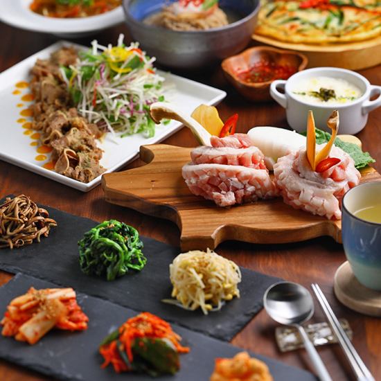 在美丽时尚的室内享受正宗的韩国料理♪