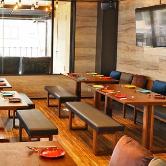 Backrest sofa and fashionable cushion.Chic wooden table.It will be an open floor seat in the room.【Shinsaibashi / Namba / Banquet / Drinking party / Welcome party / Women's Association / KPOP / Samgyeopsal / Cheese Taccarbie】