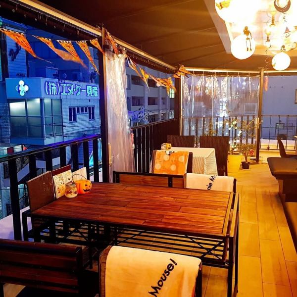 テラス席では開放的な気分で韓国料理が楽しめます！大人数でもご宴会もご予約可能！！冬でも暖房設備完備しておりますので、あったかくご利用頂けます♪　#心斎橋 #食べ放題 #飲み放題 #チーズダッカルビ #韓国料理 #なんば #心斎橋 #サムギョプサル #UFOチキン
