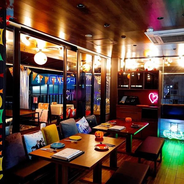 広々としたフロア席はゆっくりお食事を楽しんでいただける空間です◎テラス・個室・フロアテーブル席ご用意しておりますので様々なシーンでご利用くださいませ。　#心斎橋 #食べ放題 #飲み放題 #チーズダッカルビ #韓国料理 #なんば #梅田 #サムギョプサル #UFOチキン