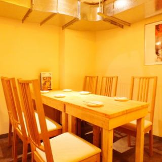 Table seats can be reserved from 2 people.The counter has 3 seats with a wide space between the seats.Please enjoy the spacious seats, the slowly flowing atmosphere, and the space.