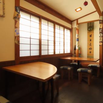 当店では、3名様でご利用いただけるテーブルが3つ用意されています。店内設置されたテーブルは、隣との距離がしっかり確保されており、周囲を気にせずリラックスしてお食事が楽しめます。優しい木の色合いが彩り豊かな料理を引き立て、落ち着いた雰囲気を演出します。特別な時間を、ぜひ当店でお過ごしください。