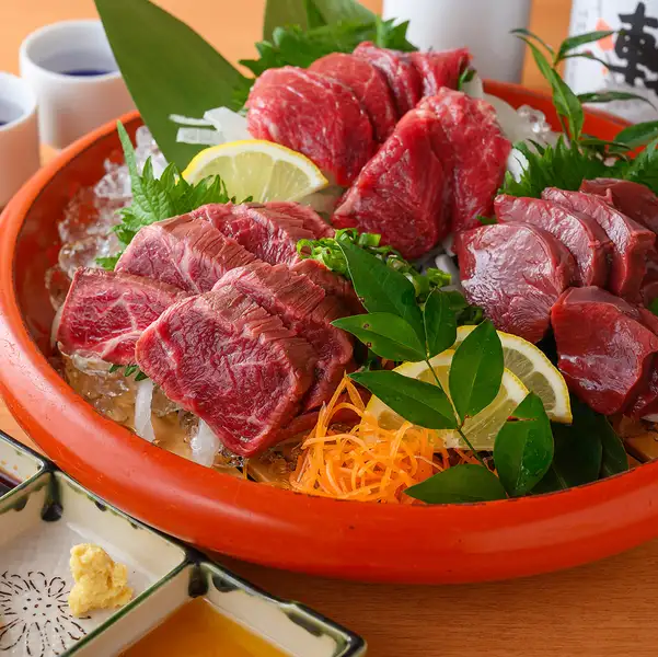 【人気メニューの数々】馬刺し・名物ゆでタン・手仕込みもつ煮・びっくりギョウザ・本気の刺身盛り
