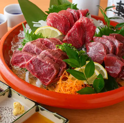 【人気メニューの数々】馬刺し・名物ゆでタン・手仕込みもつ煮・びっくりギョウザ・本気の刺身盛り
