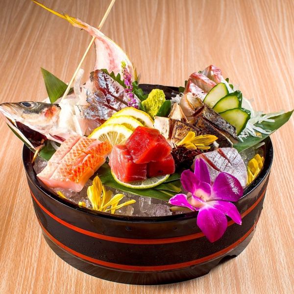 旨み抜群の鮮魚「名物！刺身盛り合わせ」は必食！桶盛りで豪華に◎個室空間で、九州をご堪能くださいませ。