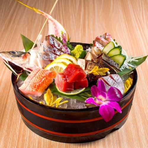 旨み抜群の鮮魚「名物！刺身盛り合わせ」は必食！桶盛りで豪華に◎個室空間で、九州をご堪能くださいませ。