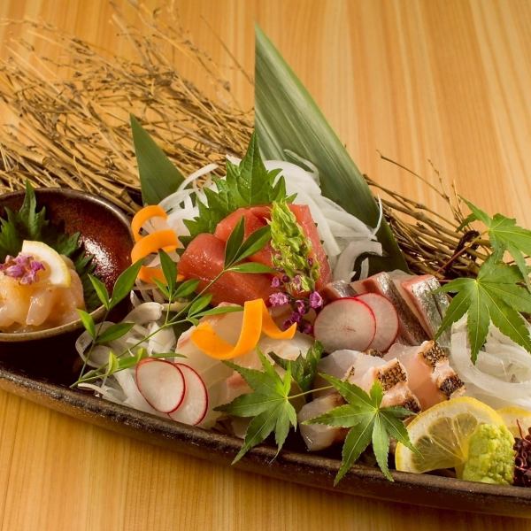 その日に仕入れた旨み抜群の鮮魚「名物！刺身盛り合わせ」は必食◎個室空間で九州をご堪能くださいませ。