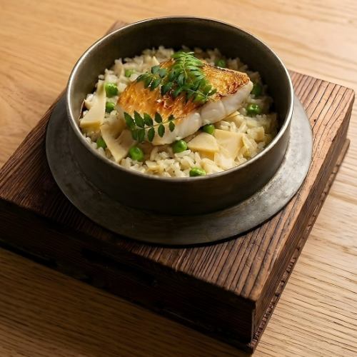 Seasonal fish kamameshi (rice cooked in a pot)