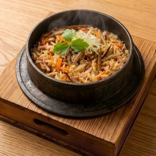 Free-range chicken kamameshi (rice cooked in a pot)