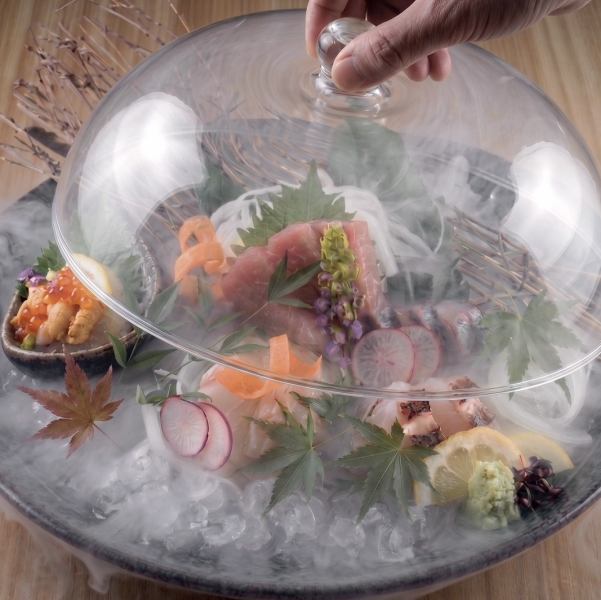 その日に仕入れた旨み抜群の鮮魚「名物！刺身盛り合わせ」は必食◎個室空間で九州をご堪能くださいませ。