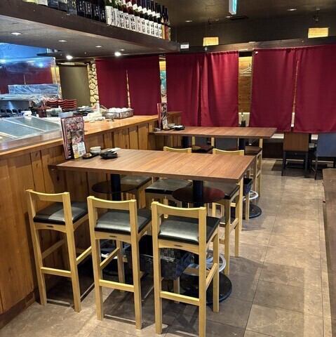 職人の仕事ぶりを見ながら食事を楽しめる丸テーブル席！