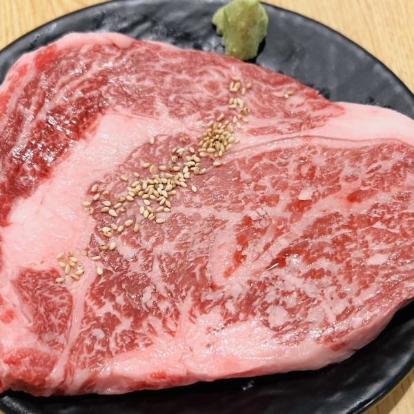 【おススメの逸品】和牛リブロース♪お好みでワサビを★鉄板焼きメニューにも力を入れております!!