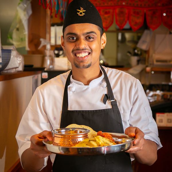 本場の職人が作る本格インド・ネパールカレー!定番のチキンカレーやほうれん草のカレー、マサラカレーなどお客様の好み合わせて種類豊富にご用意しております!辛さは大甘~激辛の6段階からセレクトOK◎