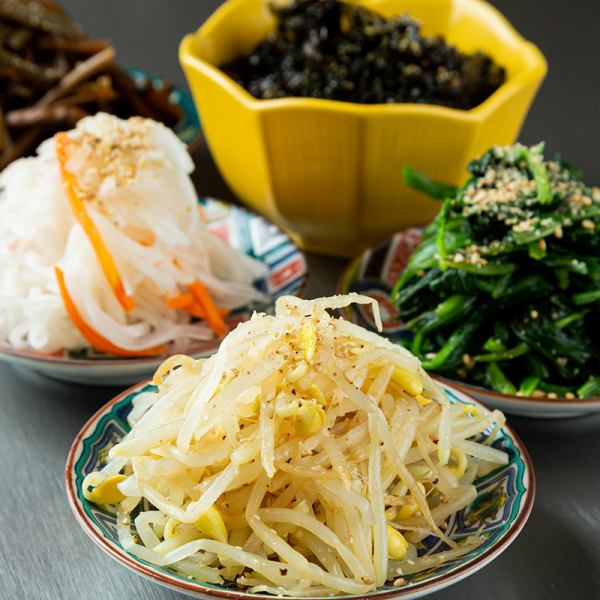 本格キムチと野菜ナムルや、韓国風のアテが充実しているのも肉どうしの魅力！サイドメニューで飲めます！