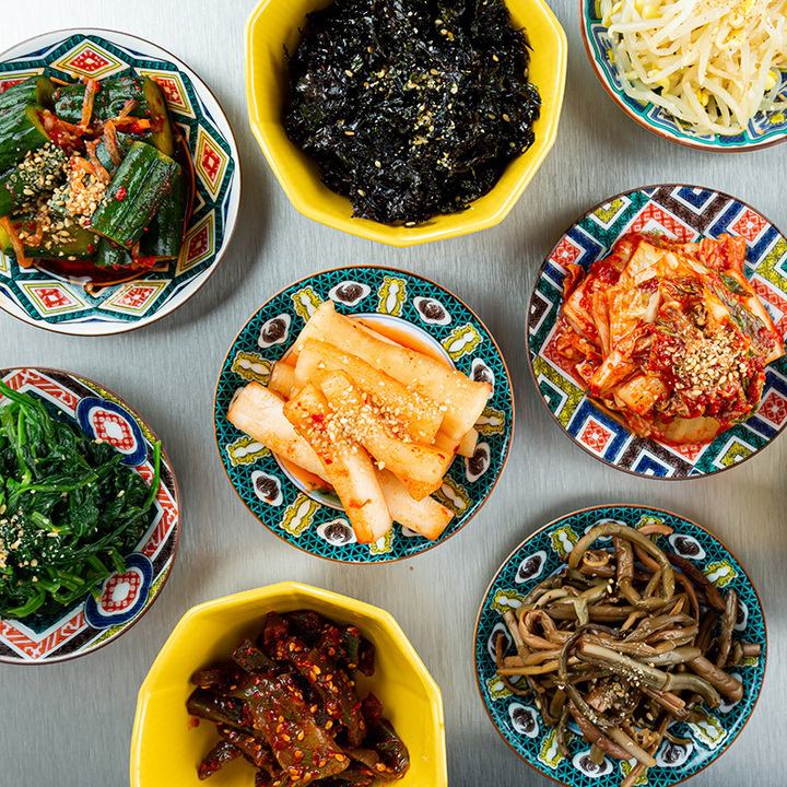 新鮮野菜を使った韓国風のアテやキムチ・ナムルが豊富！
