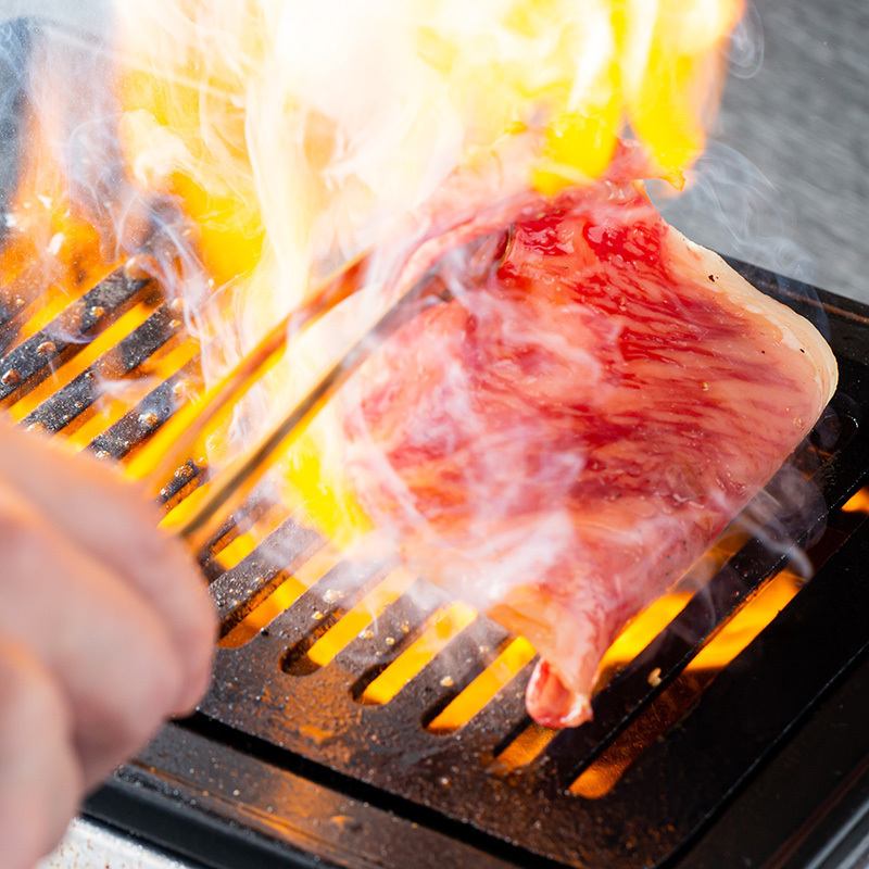 名物サービスサーロイン999円が大人気！肉どうし裏難波店！