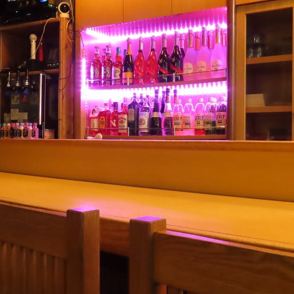 カウンター席は5席ご用意。アットホームな雰囲気を楽しむことができ、心ゆくまでお酒を味わえます。友人との楽しいひとときや、一人でのリラックスタイムにも最適です。周りの雰囲気を感じながら、気軽に歌を楽しむこともでき、ワイワイした時間を共有することができます。