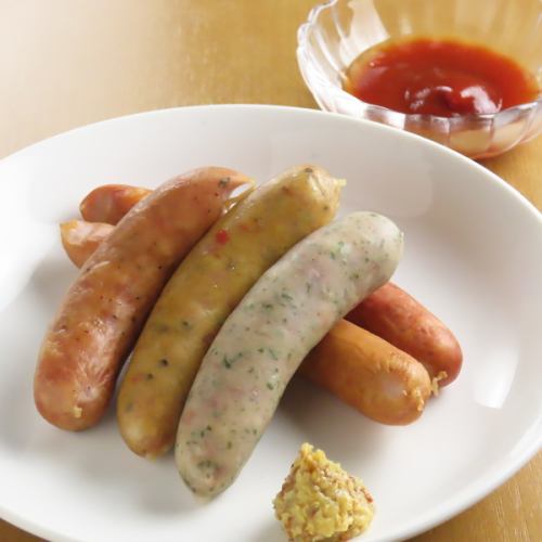 お酒に合うおつまみも充実しております！みんなでワイワイ盛り上がりながらカラオケをお楽しみください！