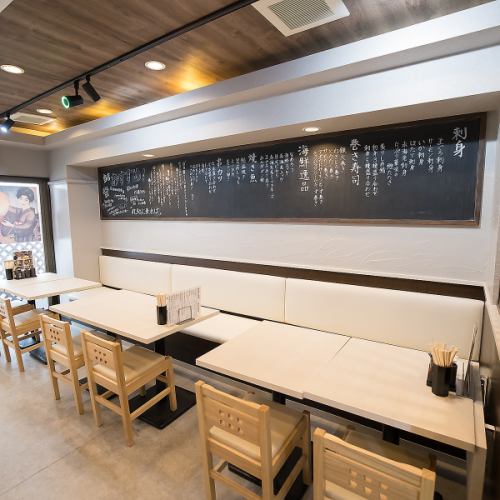 【普段使いしやすいテーブル席】グループでのご来店やご同僚との飲み会、ご家族でのお食事にピッタリのテーブル席です！