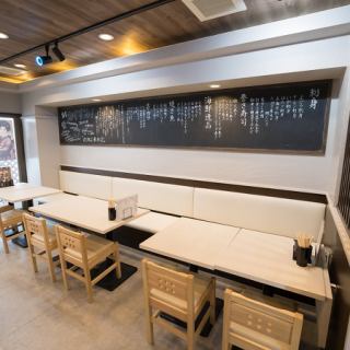 【ゆったり過ごせるテーブル席】ご夫婦でのお食事や居酒屋デートにおすすめの、2名様用テーブル席もご用意しております♪