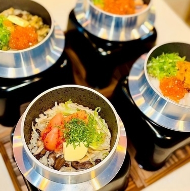 ご注文をごとに炊き上げる当店自慢の釜飯です。