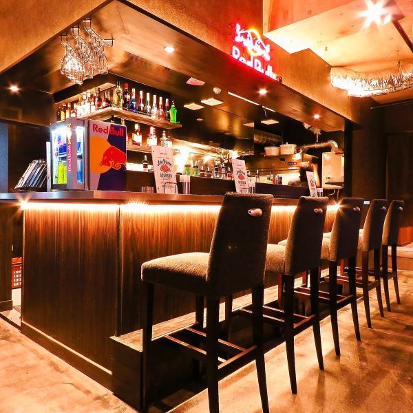 お洒落なカウンター席あり！お１人でダーツやお酒を楽しみたい方も大歓迎です！高田馬場/貸切/個室/歓送迎会/宴会/ダーツ/飲み放題