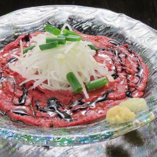 ≪Horse meat carpaccio≫ Many repeat customers! Choose between Japanese-style soy sauce or Western-style balsamic vinegar for fresh horse meat