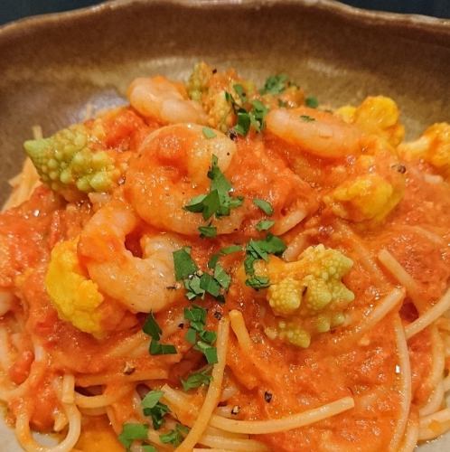 Shrimp and tomato cream spaghetti