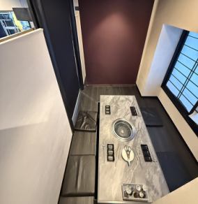 칸막이와 롤 스크린으로 칸막이한 파고타츠석의 개인실입니다.