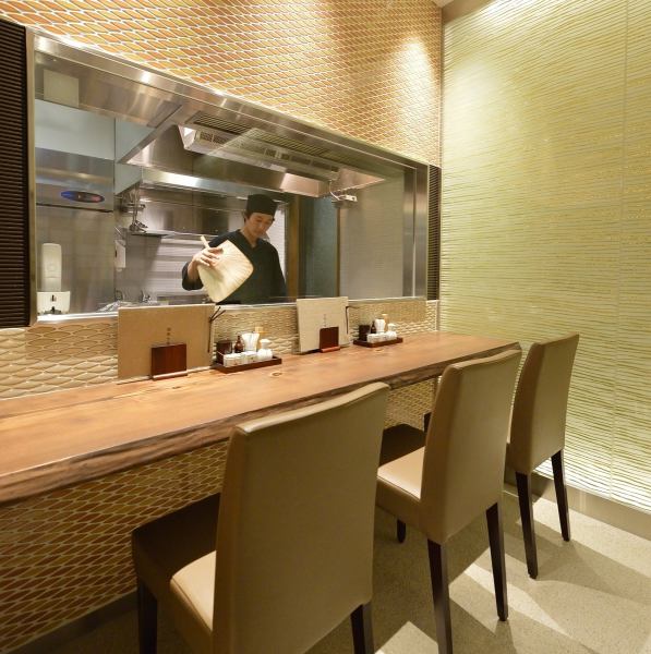 お一人様でもご利用いただけるカウンター席もご用意。目の前で調理される臨場感を楽しみつつ落ち着いた雰囲気をお楽しみください。