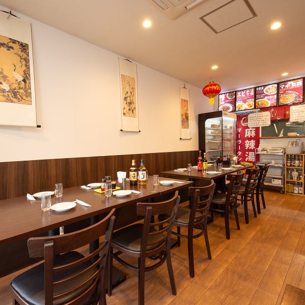 【少人数でも大人数でも対応可能な店内】10名前後のご利用に合わせレイアウト変更可能！用途に合わせ少人数でも大人数でも対応可能な店内は、2名様テーブル席が7卓、4名様テーブル席が4卓あり、少人数の女子会やデートなどにも最適！また10名前後のご利用に合わせレイアウト変更可能！ゆったりした雰囲気で楽しめます。