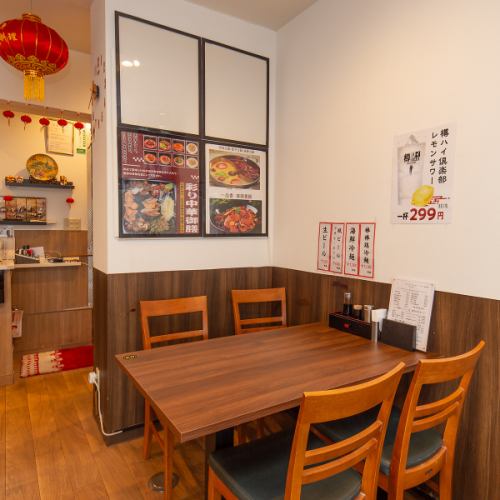 地元のご友人との楽しい時間を、4名様テーブル席でのんびりとお過ごしください。美味しい料理と共に会話が弾むお席です。