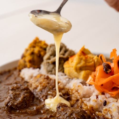 和牛薬膳カレーの人気トッピング！濃厚旨チーズ