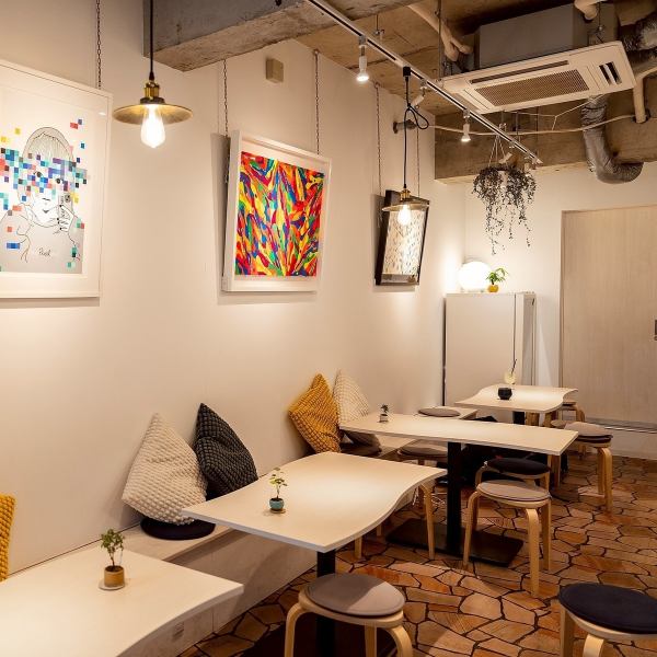 The table seats four people.You can enter the store with your stroller, so families can feel at ease.We also welcome families with children. Please feel free to use our restaurant for meals with friends or couples.We look forward to your visit.