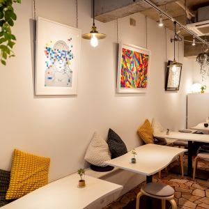 団体様をはじめ、女子会や主婦会、ご家族様にぴったりのテーブル席をご用意しております！テーブル同士の間も広いため、ベビーカーご利用のご家族様も気兼ねなくお楽しみいただけます◎ペットをお連れの場合は、ケージに入れての同伴のみ可能♪様々なシーンに当店をご利用ください◎