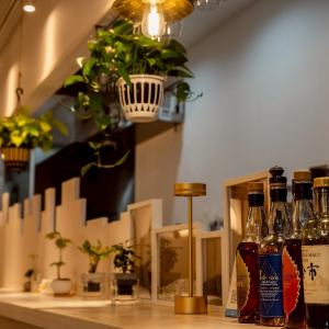 木のぬくもり溢れるカウンター席は、おひとり様のランチやサク飲みに大変おすすめです♪各お席にはコンセントもご用意しておりますので、ノマドワーカーの方に優しい造りとなっております◎仕事帰りや観光中のおひとり様はもちろん、ご夫婦やカップルのデートのご利用も大歓迎！こだわり料理と美味しいお酒で大満足の夜を♪