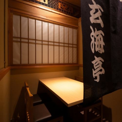 半個室のテーブル席は全８部屋/入口以外は扉で仕切っているので個室感覚でお寛ぎください