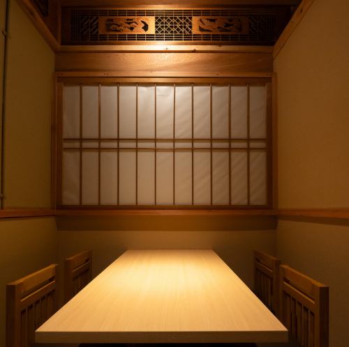 【少人数様の例】ゆったり配席しているので、急に人数が増えても、この部屋で8名ぐらいまでテーブルを繋げば何なりと座れますので、ご安心ください。