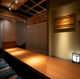 【4名様向けお部屋】ゆったり配席しているので、急に人数が増えても、8名ぐらいまでテーブルを繋げば何なりと座れますので、ご安心ください。