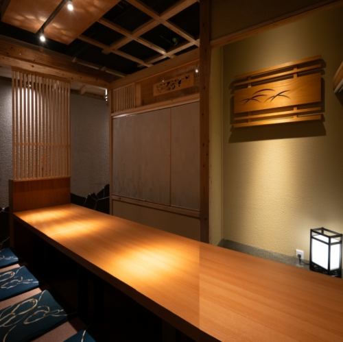 【4名様向けお部屋】ゆったり配席しているので、急に人数が増えても、8名ぐらいまでテーブルを繋げば何なりと座れますので、ご安心ください。