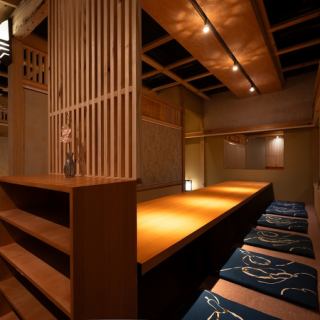 完全個室は全９タイプ御座います。繋げたり区切ったりする事で様々なニーズにお応えできます。何名様でも完全個室でお寛ぎ下さい。