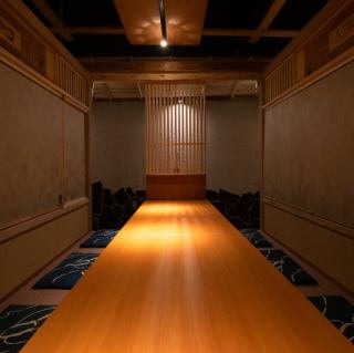 【本館団体様例】ゆったり配席しているので、急に人数が増えても、この部屋で60名ぐらいまでテーブルを繋げば何なりと座れますので、ご安心ください。最大宴会場は120席