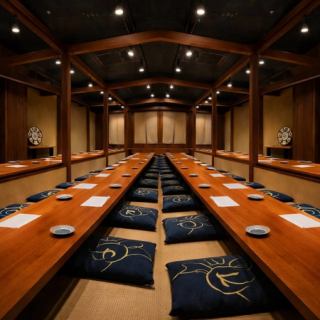 ≪完全個室＆掘りごたつ≫掘りごたつ式の完全個室になっております。周りの目を気にせず気兼ねなくお寛ぎ頂ける店内になっています。また、床の間や小庭、坪庭、水盤など、部屋毎に装飾やデザインが異なるので御楽しみ下さい。生簀・板場が望める屋形舟席は大変人気となっております。少人数でも団体でも完全個室でご案内