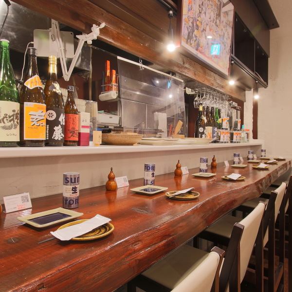 おひとり様も大歓迎のカウンター席では、目の前で焼き上げるもつ焼きの様子を楽しめます。香ばしい香りや音が食欲を刺激し、臨場感たっぷり。スタッフとの距離も近く、会話を楽しみながらゆったりと過ごせるのも魅力。気軽に立ち寄れる特等席です。