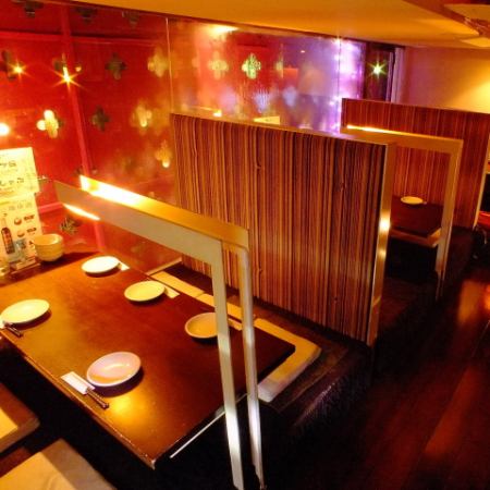 The popular semi-private room by the window has a great atmosphere !! Reservation required ♪