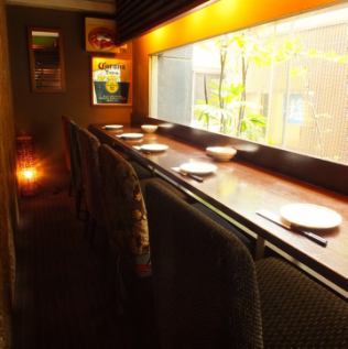 The seats by the window create a space for two people.Perfect for dates ♪