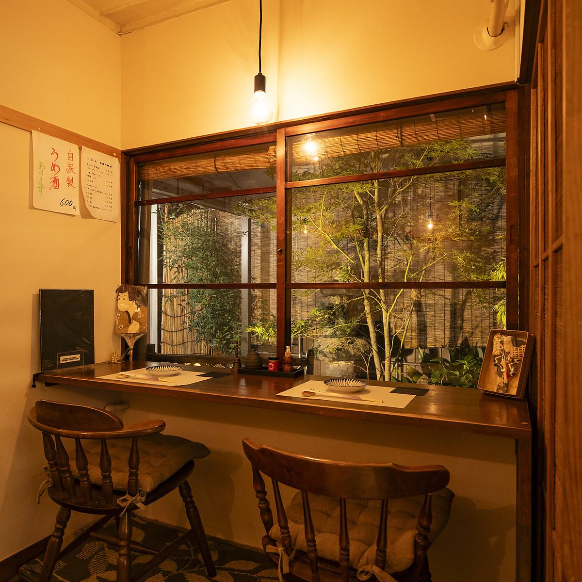 정원이 보이는 자리에서 천천히 식사와 술을 즐기세요.