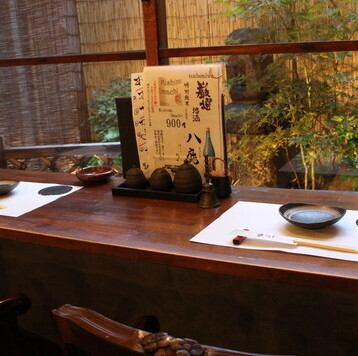 ≪카운터석으로 촉촉하게≫큰 창에서 평정의 초록이 보이는, 이쪽의 카운터는 특등석입니다.따뜻한 조명이 편안한 공간을 만들고 천천히 식사를 즐길 수있는 완벽한 장소입니다.